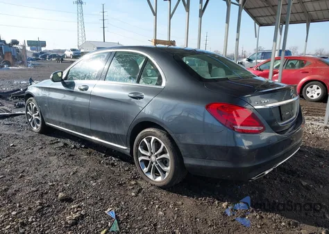 2016 Mercedes-Benz C 300 4Matic z USA, uszkodzony, nr VIN 55SWF4KB8GU117110